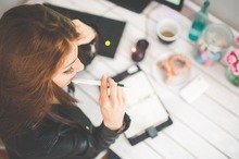 femme avec agenda sur un bureau, organiser